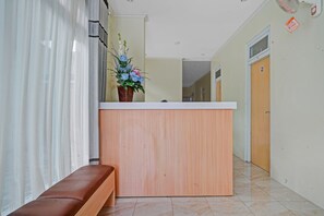 Reception - OYO 90804 Oma Uti Homestay Syariah (Yogyakarta)