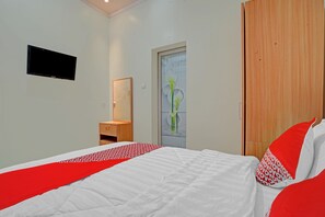 Standard Double Room | Desk, laptop workspace, free WiFi, bed sheets - OYO 90804 Oma Uti Homestay Syariah (Yogyakarta)