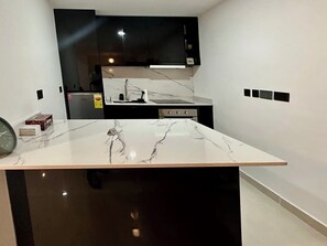 冷蔵庫、電子レンジ、オーブン、コンロ