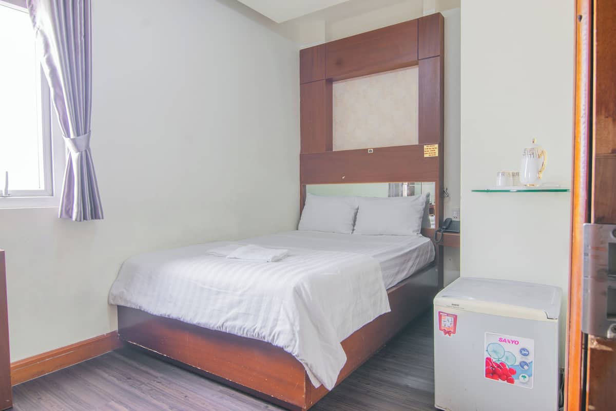 Habitación básica doble | Ropa de cama de alta calidad, escritorio y cortinas blackout