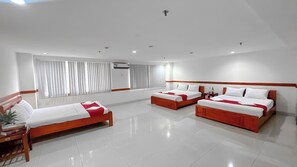 Familien-Dreibettzimmer | Hochwertige Bettwaren, Schreibtisch, Verdunkelungsvorhänge