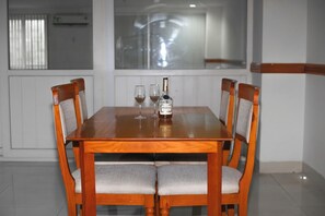 Chambre triple familiale | Literie de qualité, bureau, rideaux d’obscurcissement