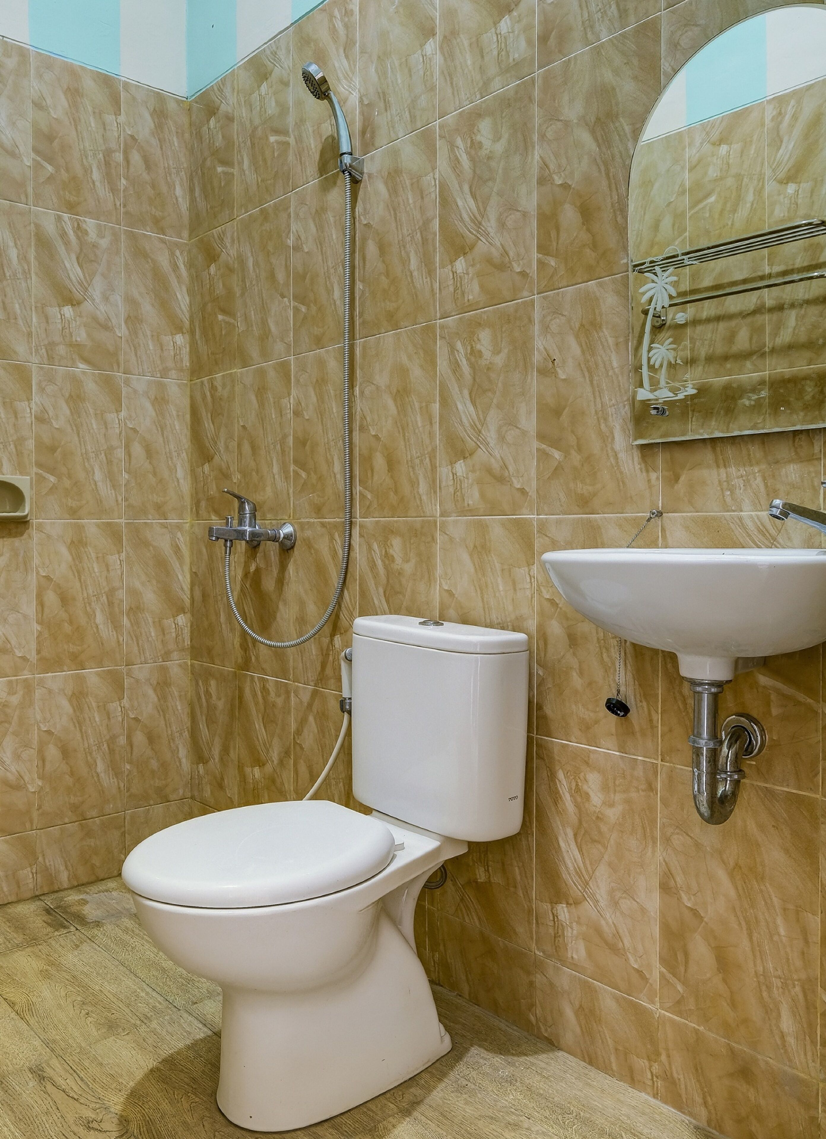 Ein Badezimmer mit Toilette, Dusche und Waschbecken.