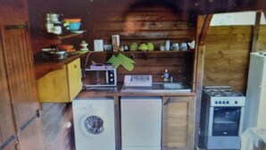 Una cocina con microondas, estufa y diversos electrodomésticos.