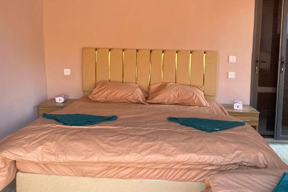 Habitación triple Deluxe, baño privado, vista a la montaña | Decoración personalizada, muebles diferentes y ropa de cama 