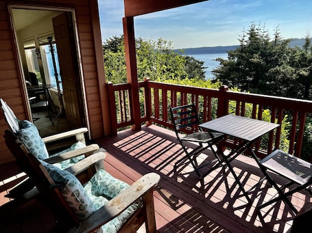 Outdoor dining. The Peregrine Private Suite - Comfort and Luxury in the Heart of Kodiak