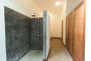 シャワー、ヘアドライヤー、タオル、石鹸