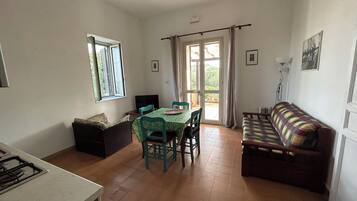 Apartamento, 2 quartos, terraço, vista para o jardim | Sala de estar | Livros