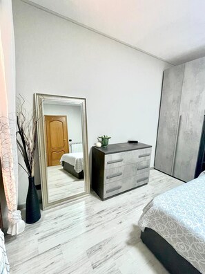 2 habitaciones, tabla de planchar con plancha, wifi y ropa de cama