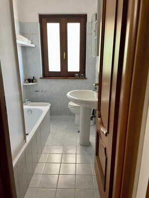 Een haardroger, een bidet, handdoeken, zeep