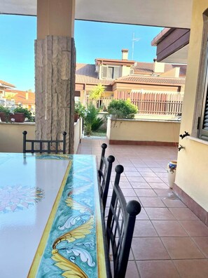 Outdoor dining - Detached solution: first and second floor of beautiful cottage (Marco Simone)