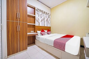 Desk, laptop workspace, soundproofing, free WiFi - OYO 91342 Tatti Inn Syariah (Depok)