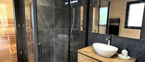 Hårføner, håndklær, såpe og toalettpapir