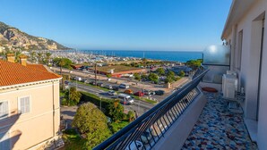 A balcony with a view of a marina and the sea. - Calm 1BR Apt renovated with terrace and WiFi in Menton (Menton)