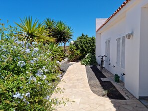 Property grounds - Spacious House with Garden and Outstanding Views in El Roque, El Cotillo (El Cotillo)