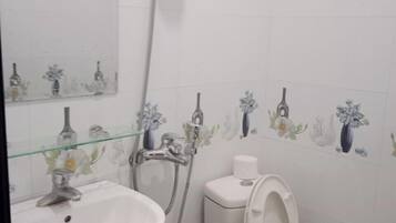 Phòng đôi phong cách cổ điển | Phòng tắm | Đồ dùng nhà tắm miễn phí, dép đi trong nhà