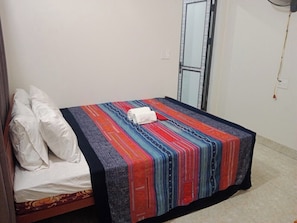 Quarto casal clássico | Banheiro | Produtos de toalete grátis, chinelos, bidê 