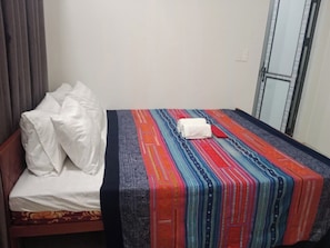 Quarto casal clássico | Escrivaninha, espaço de trabalho para notebook, quartos à prova de som