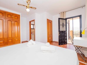 3 soverom, skrivebord, strykejern/-brett og reiseseng for barn