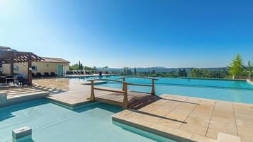 Piscine couverte, piscine extérieure