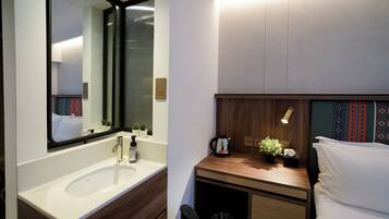 Double Room, Window, DAYUSE, 9hrs: 9AM-6PM | 浴室 | 淋浴设施、吹风机、坐浴桶、毛巾