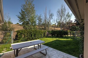 Outdoor dining - Cozy Linda Vista home with great valley views (Missoula)