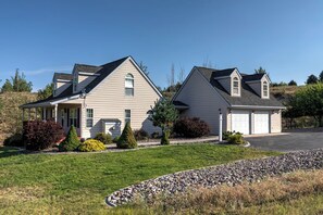 Exterior - Cozy Linda Vista home with great valley views (Missoula)