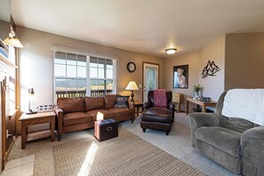 Una televisión, una chimenea