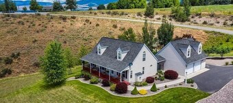 Cozy Linda Vista home with great valley views