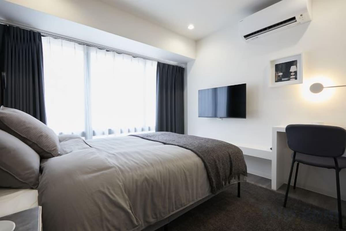 1 slaapkamer, donzen dekbedden, een bureau, geluiddichte muren