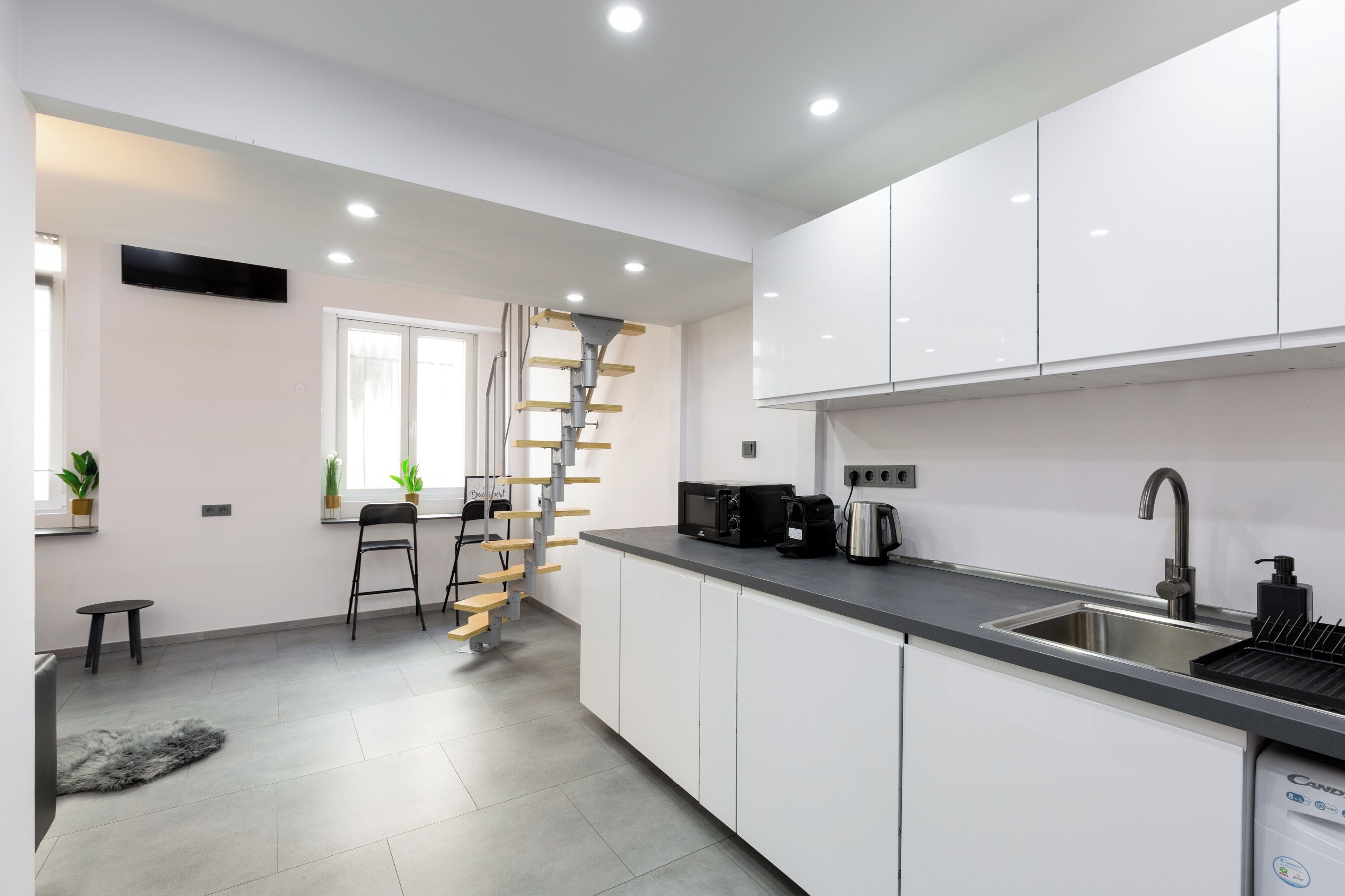 Een koelkast, een microgolfoven, een oven, een vaatwasser