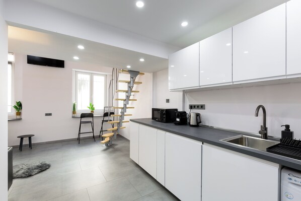 Réfrigérateur, micro-ondes, four, lave-vaisselle