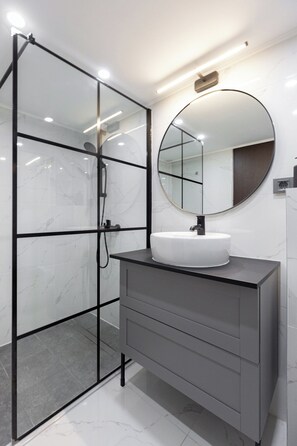 Dusche, Haartrockner, Handtücher, Seife