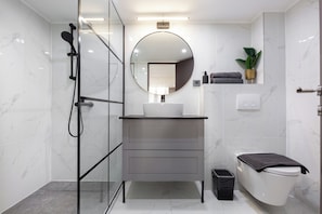 Een douche, een haardroger, handdoeken, zeep