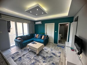 Muebles diferentes, escritorio, sistema de insonorización y wifi gratis