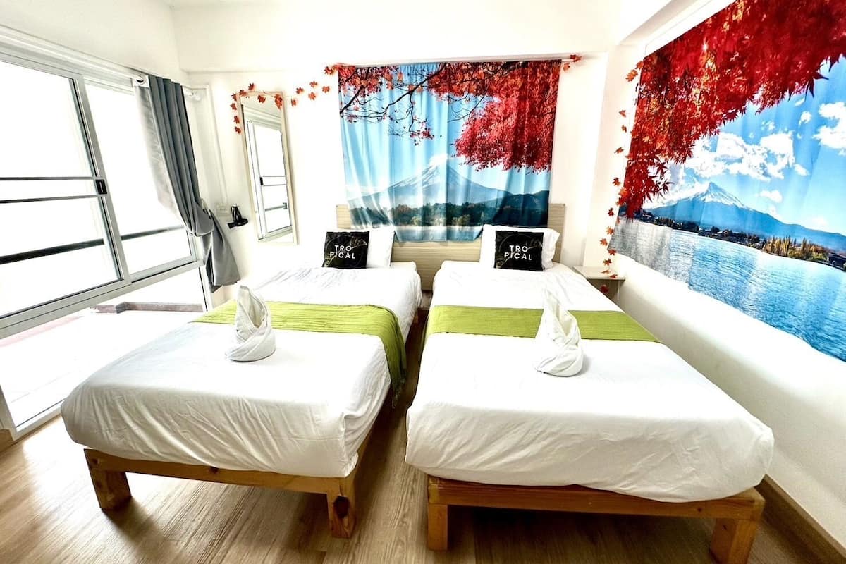 Standaard Twin kamer, 2 eenpersoonsbedden, aan de binnenplaats | Een bureau, een laptopwerkplek, geluiddichte muren