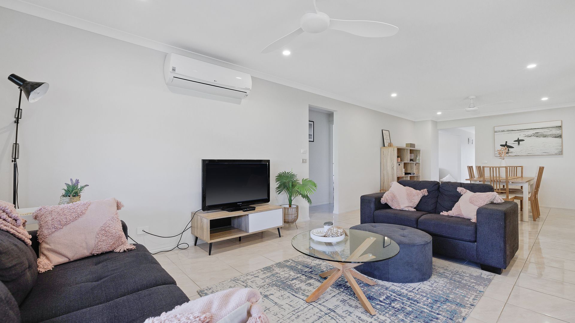 Télévision, lecteur de DVD, table de tennis de table, livres