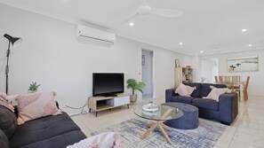 تلفزيون، مشغل دي في دي، تنس طاولة، كُتُب