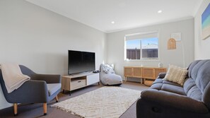 تلفزيون، مشغ�ل دي في دي، تنس طاولة، كُتُب