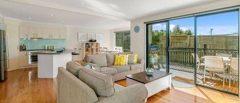 Fernseher, Videospiele, DVD-Player, Tischtennisplatte