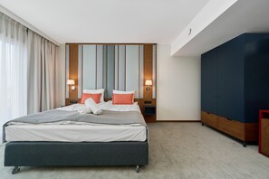 2 bedrooms, bed sheets - Railway Residences Aparthotel by Renters (Wroclaw)
