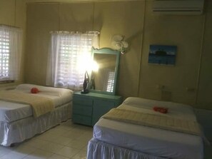 2 bedrooms, iron/ironing board, WiFi, bed sheets - Moves Rasta Cottage in Negril (Negril)