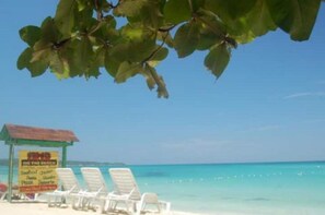 Beach - Moves Rasta Cottage in Negril (Negril)