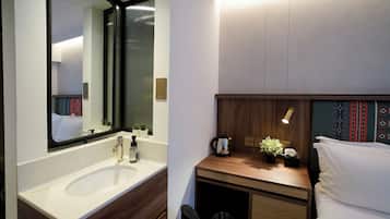Double Room, Window, SHORT OVERNIGHT, 11hrs: 8PM-7AM | 迷你吧、办公桌、免费 WiFi、床单