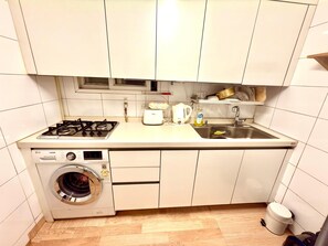 Frigorifero, microonde, piano cottura, lavastoviglie