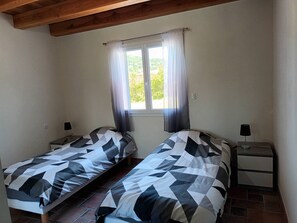 4 bedrooms, desk, iron/ironing board, travel crib