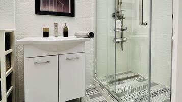 Dusche, Haartrockner, Bademäntel, Hausschuhe