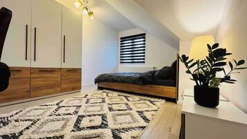 2 camere, una scrivania, insonorizzazione, ferro/asse da stiro