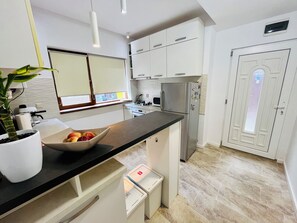 Fridge, microwave, oven, stovetop - Sal ApArt - 2 bedroom apartment (Timișoara)