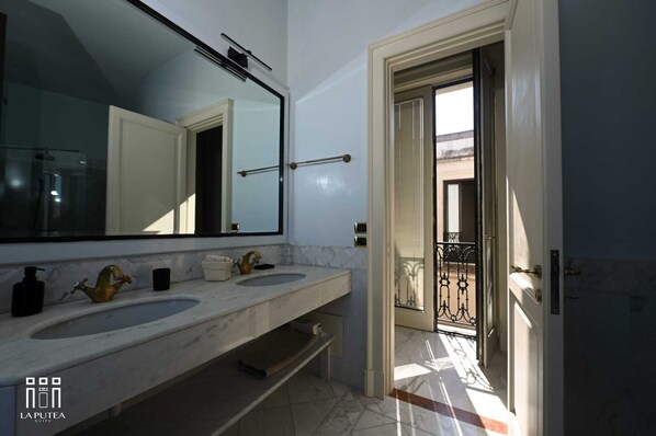 Shower, hair dryer, bathrobes, slippers